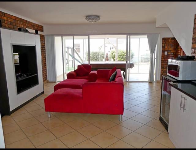 5 BEDROOM HOUSE FOR SALE IN SHELLEY POINT